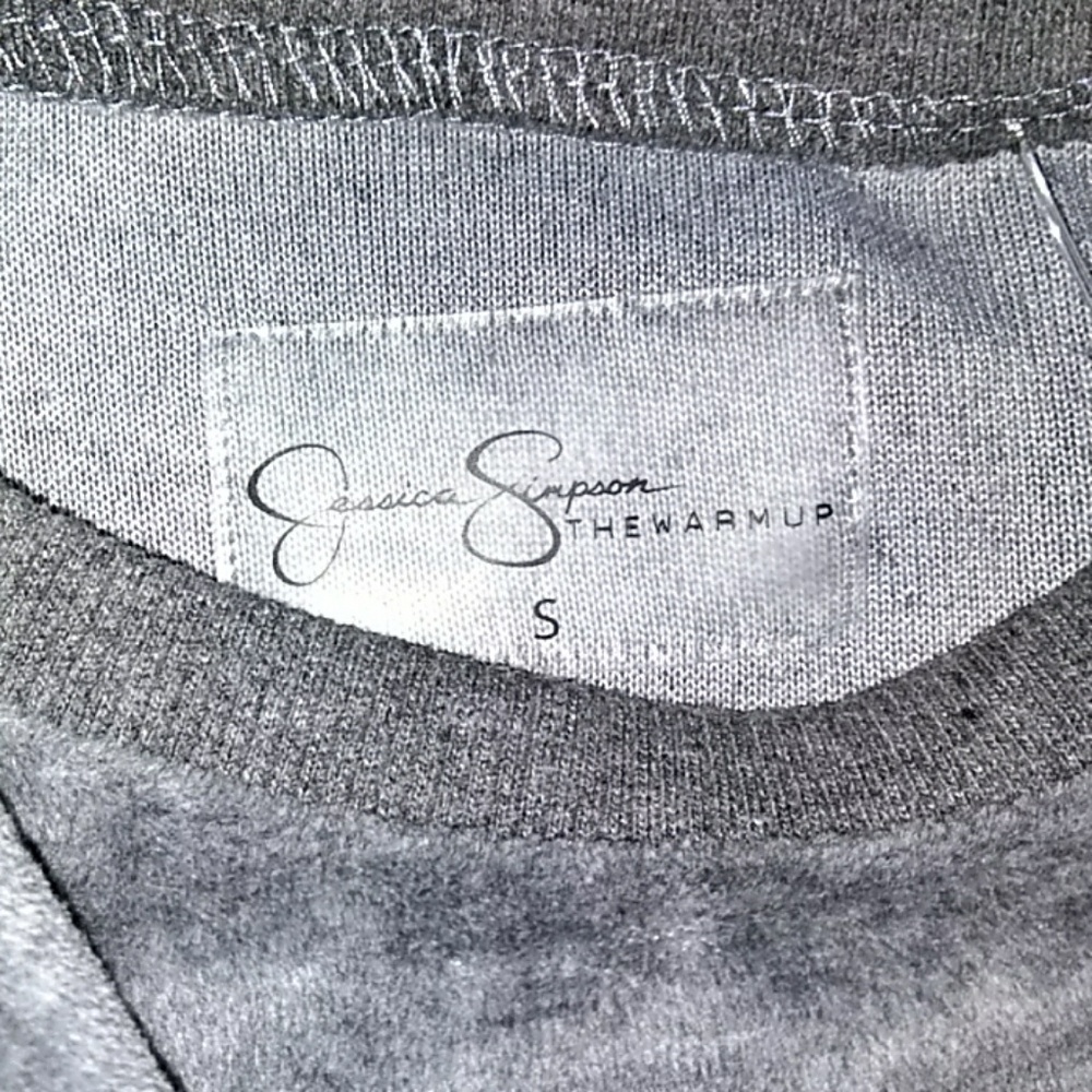 Jessica Simpson sweatahirt (the warm up)